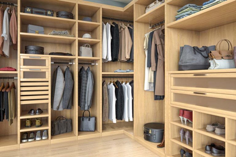 Domowa wyprzedaż garderoby